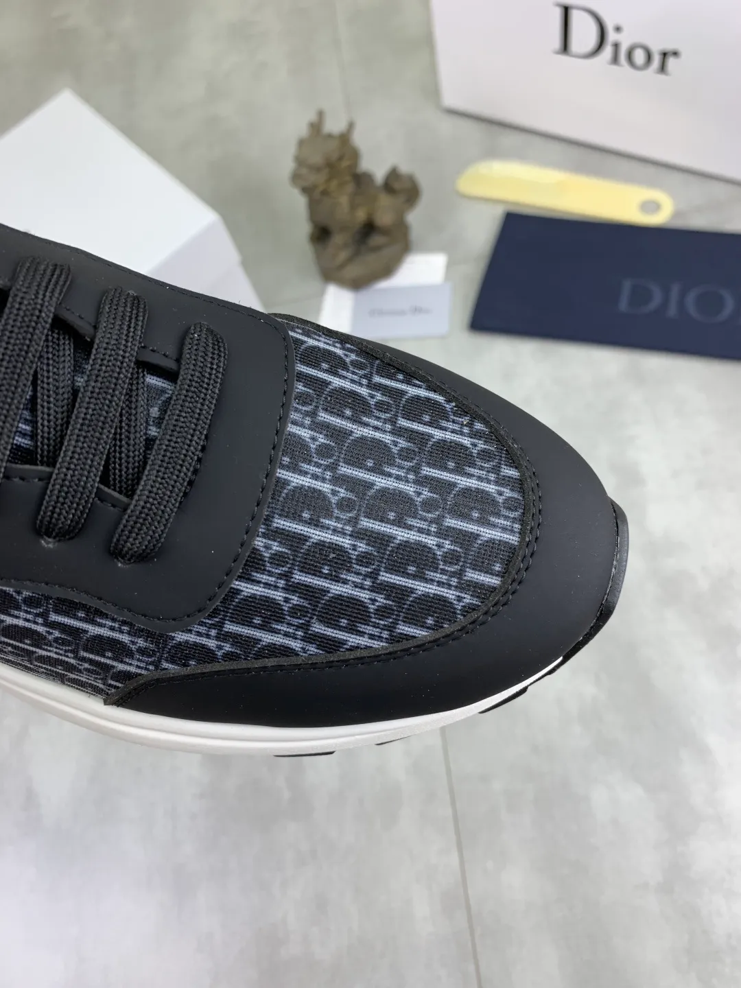 Men's shoes 💰P420 New Dior Chrono 2025 new product B30 series, in white and black fly woven series, decorated with computer-printed CD logo on both sides, star patch on the tongue and Dior logo on the heel, many details highlight the style. The interior is matched with the original color matching mesh, and the interior of the body is supported by low-temperature shaping sheets, and is filled with light feather cotton to keep the interior full and soft against the feet. The exclusive open-molded outsole adopts a one-piece molding process, so there is no need to worry about problems such as the opening and falling of sole decorative accessories. It is light and comfortable to wear, yet strong and wear-resistant. The two-color shoelaces are accessorized with exquisite metal five-pointed star pendants, creating a high-end, trendy and casual look at all times. Color: white black blue code number: 38-44 (45 customized)